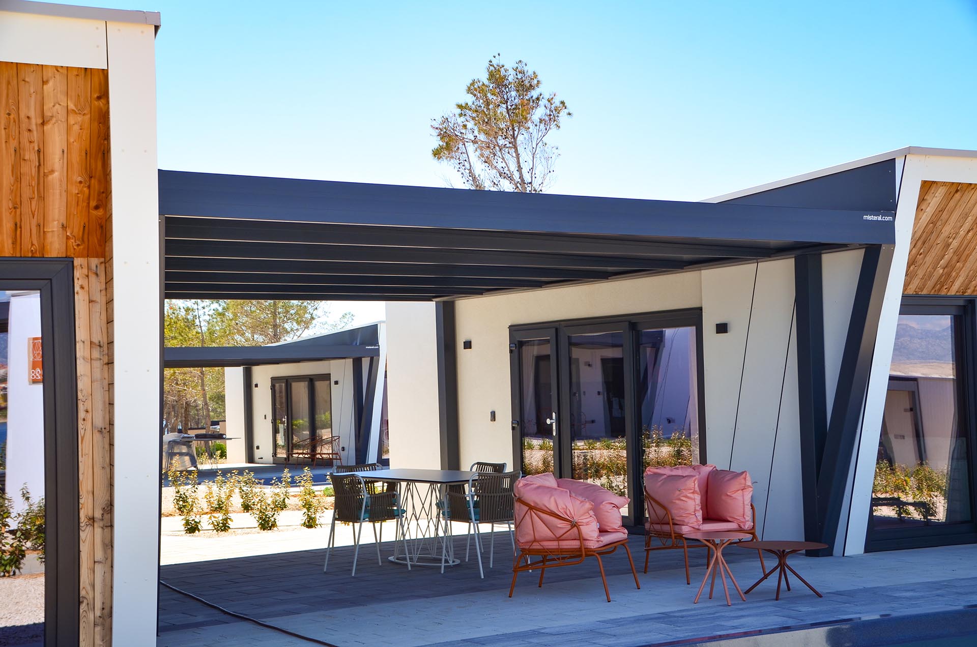 Fiksna pergola Misteral – idealna rešitev za senčenje in zaščito vašega zunanjega prostora 