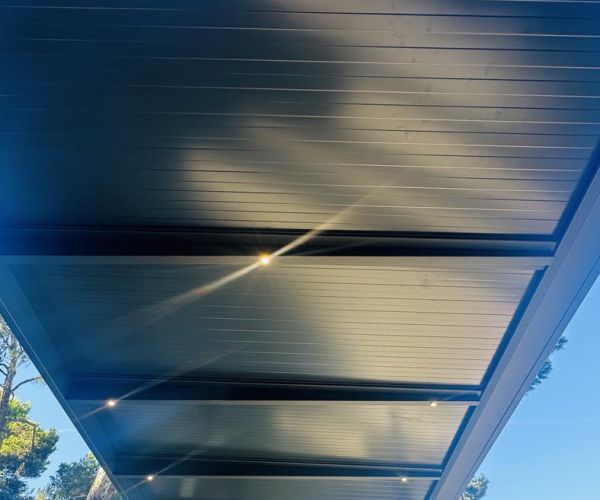 Fiksna pergola Misteral je popolna rešitev za zaščito pred soncem in vremenskimi vplivi skozi vse leto.