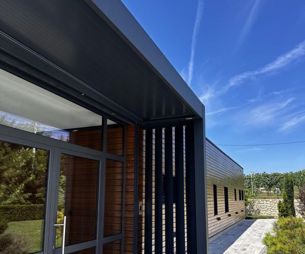 Pergola Misteral prinaša eleganten dizajn in vrhunsko funkcionalnost za vsak zunanji prostor.