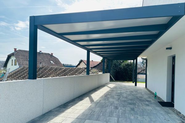 Detajl fiksne pergole z visoko kakovostnimi materiali, ki zagotavljajo dolgo življenjsko dobo