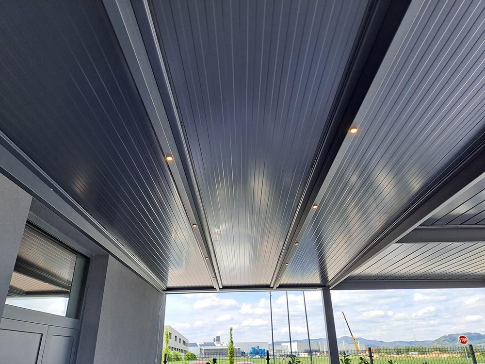 Dodatki za fiksne pergole Misteral – inovativni dodatki, ki izboljšajo zaščito, udobje in izgled vašega zunanjega prostora